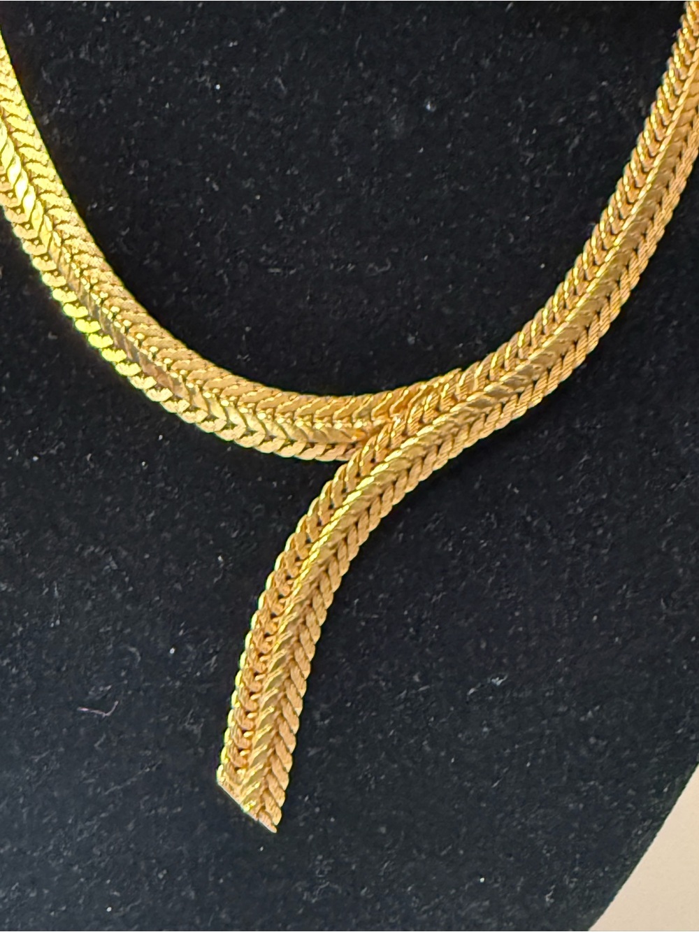 Gold-Tone  Vintage 80’s 90’s Y2K textured herringbone choker